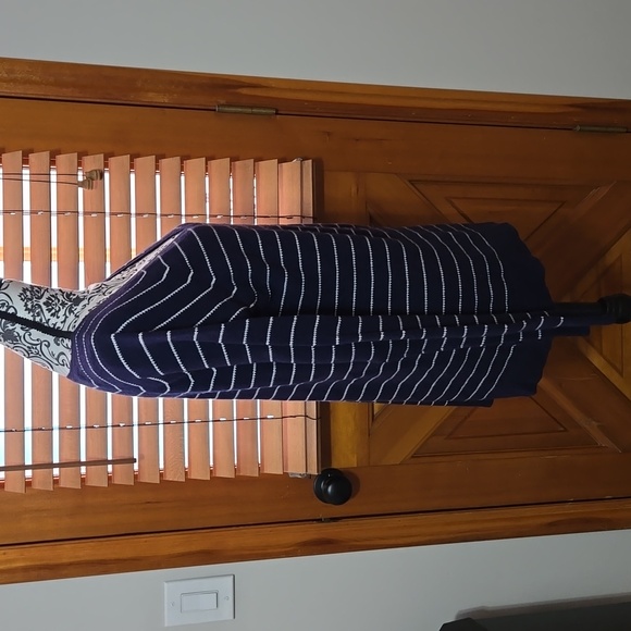 Gap v-neck navy blue striped sweater in Large tall - Picture 3 of 11